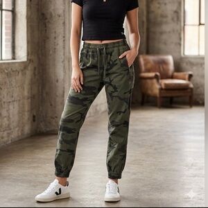 TNA - ARITZIA Women”s Camo Jogger Pants - Olive & Black